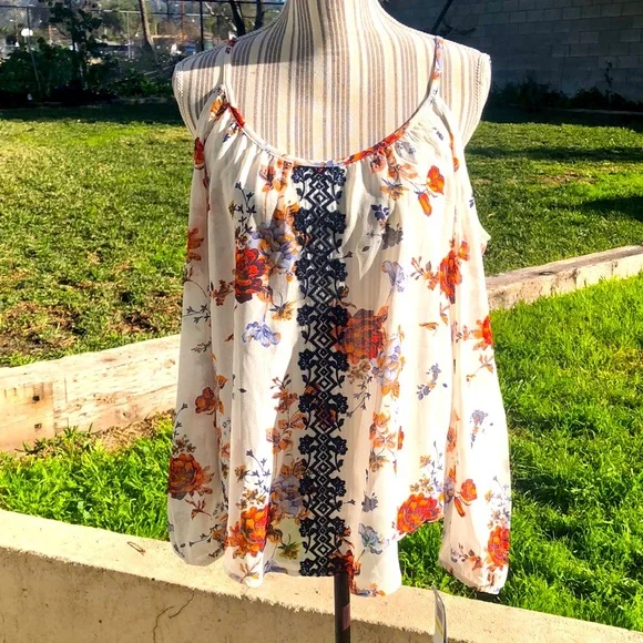 NWT Jolt beautiful top, cold shoulder - Picture 1 of 14